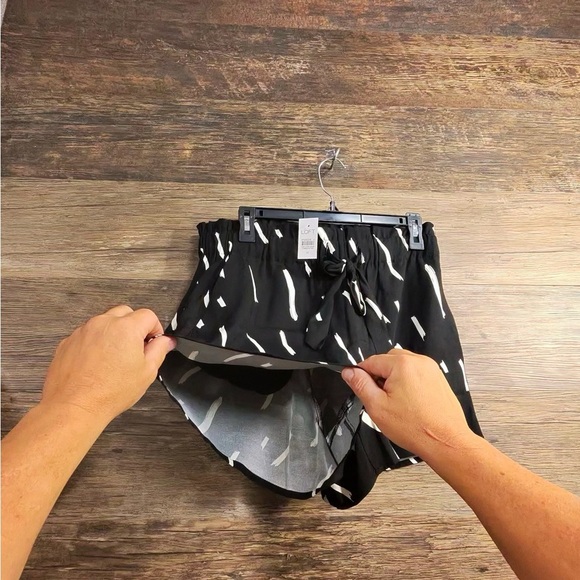 LOFT Black and White Shorts - Picture 3 of 8